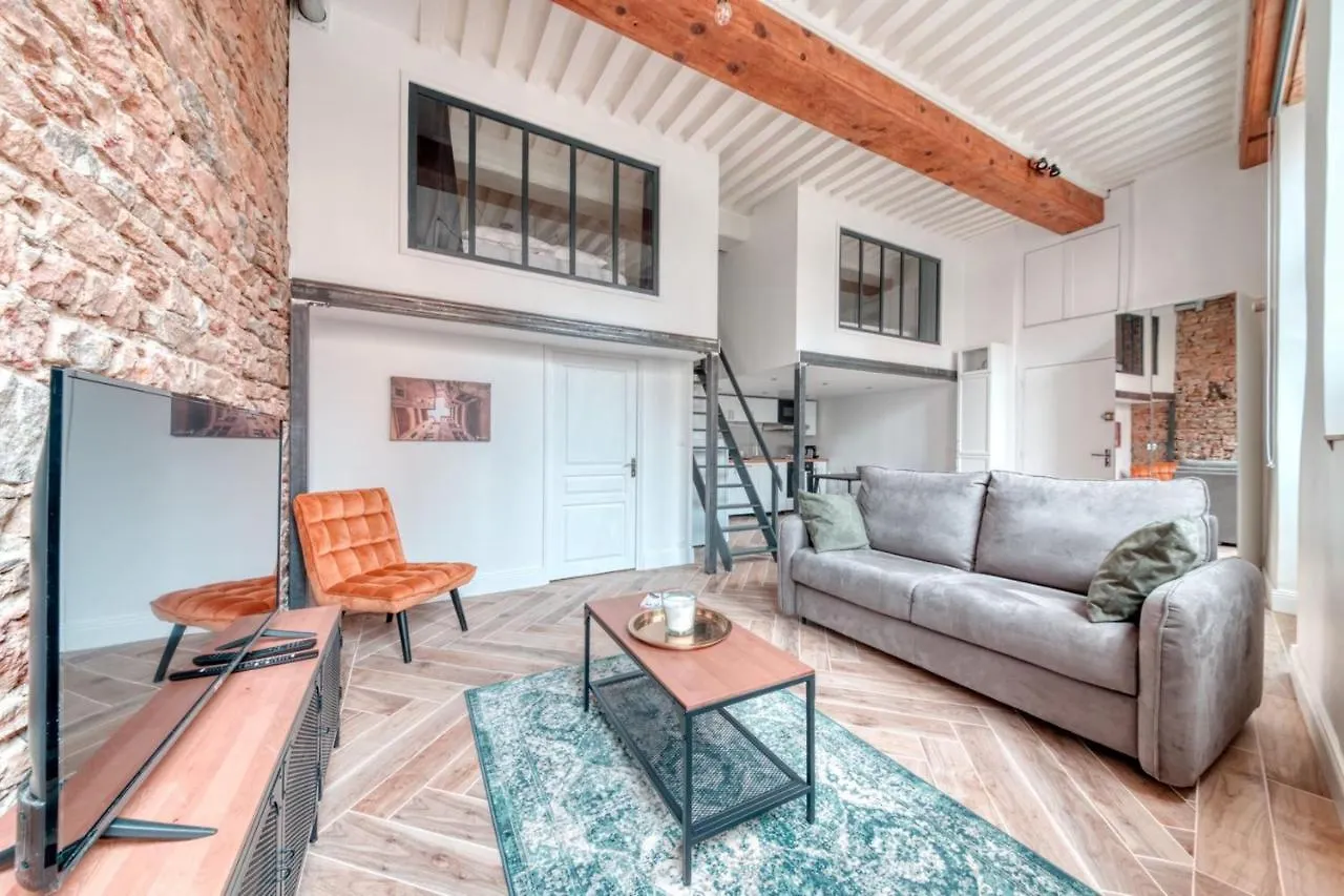 Le Pouteau Authentic Charm 2-Bedroom Apartment In Croix Rousse Lyon 0*,  France